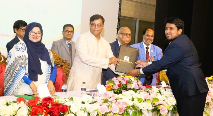 ইউজিসি চেয়ারম্যান অ্যাওয়ার্ডে ভূষিত পবিপ্রবির শিক্ষক ডা.আমির হামজা